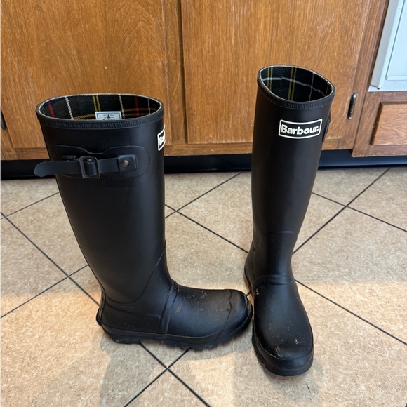 OPEN TO OFFERS - Barbour Black Rain Boots - Waterproof and Durable - Picture 2 of 6